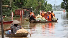 Người dân vận chuyển nhu yếu phẩm vào hỗ trợ người dân trong vùng lũ xã Trí Yên, huyện Yên Dũng (Bắc Giang).
