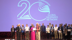 Ban Tổ chức trao Giấy chứng nhận cho các thành viên có nhiều đóng góp cho sự phát triển của Mạng lưới Công viên địa chất toàn cầu UNESCO.