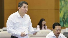 Thứ trưởng Bộ Tài chính Cao Anh Tuấn trình bày tóm tắt Tờ trình.