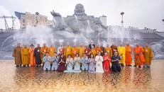 Đoàn đại biểu Vesak 2025 chụp hình lưu niệm dưới chân tượng Bồ Tát Di Lặc. Ảnh: Sun World Ba Den Mountain.