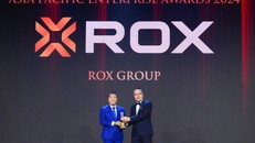 Ông Tạ Ngọc Đa (áo xanh) đại diện ROX Group lên bục vinh danh Doanh nghiệp xuất sắc Châu Á – APEA 2024.