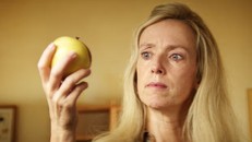 Bộ mặt bất động của Léa Drucker trong "Incrediable But True". Ảnh: Alamy.