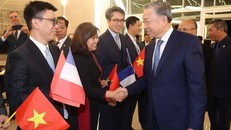 Cán bộ, nhân viên Đại sứ quán Việt Nam đón Tổng Bí thư, Chủ tịch nước Tô Lâm tại sân bay Orly ở thủ đô Paris, Cộng hòa Pháp.