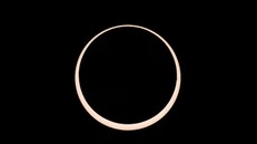 Hiện tượng nhật thực được quan sát từ khu di tích khảo cổ Tahai - đảo Phục Sinh. Ảnh: Ivan Alvarado.