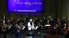 Nghệ sỹ biểu diễn tại chương trình hòa nhạc “Thắp sáng niềm tin”. Ảnh: TTXVN phát