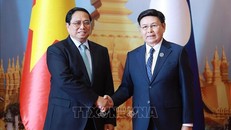 Thủ tướng Phạm Minh Chính hội kiến Chủ tịch Quốc hội Lào Saysomphone Phomvihane. Ảnh: Dương Giang/TTXVN