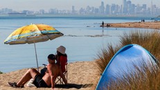 Người dân tránh nóng bên bờ nước tại bãi biển Alameda, California. Ảnh: Jessica Christian/Getty Images