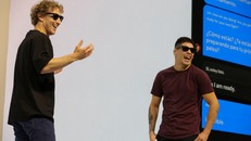 Mark Zuckerberg giới thiệu kính thông minh Ray-Ban Meta cùng võ sĩ MMA Brandon Moreno. Ảnh: Manuel Orbegozo/Reuters