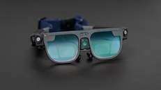 Kính thông minh hỗ trợ người bệnh Alzheimer. Ảnh: Alicia Canter/The Guardian