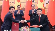 Thủ tướng Phạm Minh Chính và Thủ tướng Quốc vụ viện Trung Quốc Lý Cường chứng kiến Lễ ký Bản ghi nhớ giữa Bộ Công Thương Việt Nam và Tổng Cục Quản lý Giám sát thị trường Trung Quốc (Bắc Kinh, ngày 26/6/2023). Ảnh: Dương Giang/TTXVN