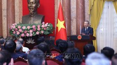 Tổng Bí thư, Chủ tịch nước Tô Lâm nói chuyện với các đại biểu doanh nhân tiêu biểu. Ảnh: Lâm Khánh/TTXVN