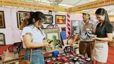 Khách hàng đến Festival Thường Tín tiếp cận sản phẩm Thủ công mỹ nghệ, OCOP. Ảnh: Kinh tế Đô thị