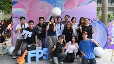 Các bạn tân sinh viên hào hứng check-in tại photo booth của chương trình.