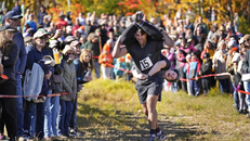 Cặp đôi thí sinh Nic Vinsonhaler và Tara Rogowski. Ảnh AP/Robert F. Bukaty