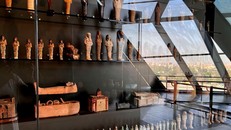 Các bức tượng Pharaoh được trưng bày tại Cầu thang lớn của Bảo tàng Ai Cập. Ảnh: Reuters