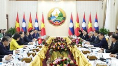 Chủ tịch Quốc hội Trần Thanh Mẫn hội kiến Thủ tướng Lào Sonexay Siphandone. Ảnh: Thống Nhất/TTXVN