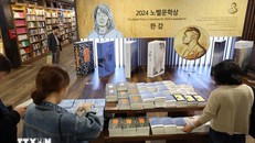 Độc giả chọn mua sách của nhà văn Han Kang tại hiệu sách ở Seoul, Hàn Quốc, ngày 15/10/2024. Ảnh: Yonhap/TTXVN