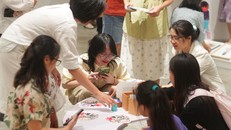 Hoạt động tương tác tại triển lãm được các bạn trẻ hào hứng tham gia. Ảnh: Hương Giang