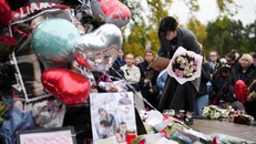 Người hâm mộ Liam Payne tổ chức buổi tưởng niệm tại Công viên Hyde, London. Nguồn: Scott A Garfitt/Invision/AP