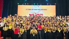 Ca sĩ Phúc XP chụp ảnh cùng ban tổ chức, tình nguyện viên Người Việt Trẻ 2024