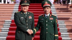 Đại tướng Phan Văn Giang và Thượng tướng Trương Hựu Hiệp tại lễ đón. Ảnh: An Đăng/TTXVN