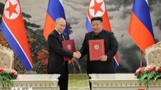 Tổng thống Nga Vladimir Putin (trái) và nhà lãnh đạo Triều Tiên Kim Jong Un ký hiệp ước về quan hệ đối tác chiến lược toàn diện giữa hai nước ngày 19/6/2024. Ảnh: Yonhap/TTXVN