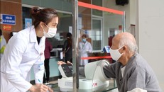 Người cao tuổi đi khám chữa bệnh bằng bảo hiểm y tế. Ảnh minh họa: TTXVN