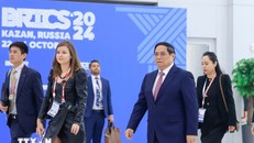 Thủ tướng Phạm Minh Chính đến dự Phiên toàn thể Hội nghị các Nhà lãnh đạo Nhóm BRICS mở rộng. Ảnh: Dương Giang/TTXVN