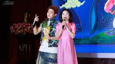 Mẹ nam ca sĩ Captain “chiêu đãi” sinh viên Báo chí bằng giọng hát ngọt ngào của mình.