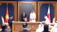 Thủ tướng Phạm Minh Chính và Thủ tướng Nhà nước Qatar Sheikh Mohammed bin Abdulrahman bin Jasim Al-Thani chứng kiến Lễ ký Nghị định thư giữa Chính phủ Việt Nam và Chính phủ Qatar sửa đổi Hiệp định giữa Chính phủ Việt Nam và Chính phủ Qatar về vận chuyển hàng không. Ảnh: Dương Giang/TTXVN