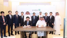 Thủ tướng Phạm Minh Chính và ông Amin Al Nasser, Chủ tịch kiêm Tổng Giám đốc Tập đoàn dầu khí Ảrập Xêút chứng kiến ký kết thoả thuận hơp tác giữa Tập đoàn Dầu khí quốc gia Việt Nam và Tập đoàn dầu khí Ảrập Xêút. Ảnh: Dương Giang/TTXVN