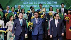 Ông Lê Hoàng Minh, Giám đốc Điều hành Sản xuất, đại diện Vinamilk đón nhận cúp Thương Hiệu Quốc Gia.