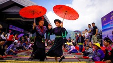 Các nghệ sỹ và du khách tham gia nhảy sạp tại Lễ hội Ẩm thực và Không gian văn hóa Tây Bắc. Ảnh: Quốc Khánh/TTXVN