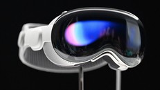 Hồi tháng 2/2024, Apple đã ra mắt sản phẩm thiết bị đeo Vision Pro. Ảnh: Getty Images