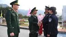 Đoàn đại biểu Bộ đội Biên phòng tỉnh Lai Châu tặng hoa Chi đội Quản lý biên giới Hồng Hà, tỉnh Vân Nam tại vạch phân địch cầu Hữu nghị Việt - Trung. Ảnh: TTXVN phát