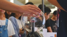 Khách tham gia trải nghiệm thí nghiệm Plasma ball.