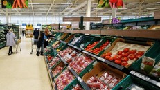 Khách hàng mua sắm tại một siêu thị ở Manchester (Anh). Ảnh: THX/TTXVN