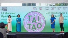 Đại diện Đại học RMIT, VICAS, Đại sứ quán Australia tại Việt Nam và Bảo tàng Phụ nữ Việt Nam tại lễ khai mạc VFCD ở Hà Nội.