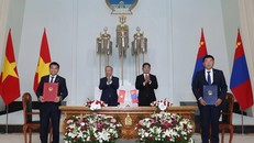 Tổng Bí thư, Chủ tịch nước Tô Lâm và Tổng thống Mông Cổ chứng kiến Lễ ký các văn kiện hợp tác giữa hai nước ngày 30/9/2024 tại Cung Nhà nước ở thủ đô Ulan Bator. Ảnh: Trí Dũng/TTXVN