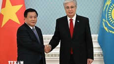 Ông Nguyễn Xuân Thắng chào Tổng thống Kazakhstan Kassym-Jomart Tokayev. Ảnh: Tâm Hằng/TTXVN