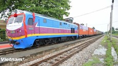 Một đoàn tàu liên vận chở hàng hóa xuất khẩu sang Trung Quốc. 