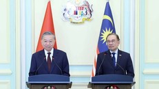 Tổng Bí thư Tô Lâm và Thủ tướng Malaysia Anwar Ibrahim phát biểu với báo chí. Ảnh: Thống Nhất/TTXVN