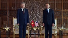 Tổng Bí thư Tô Lâm và Thủ tướng Malaysia Anwar Ibrahim chụp ảnh chung. Ảnh: Thống Nhất/TTXVN