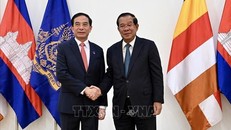 Chủ tịch CPP, Chủ tịch Thượng viện Campuchia Samdech Techo Hun Sen (phải) tiếp Đại tướng Phan Văn Giang tại Cung 7/1, trụ sở Trung ương CPP ở thủ đô Phnom Penh, Vương quốc Campuchia. Ảnh: TTXVN phát