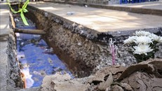 Nơi công nhân thi công cải tạo hệ thống thoát nước ở ngõ 167 Tây Sơn phát hiện tiểu quách, bên trong chứa hài cốt. 