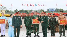 Thượng tướng Hoàng Xuân Chiến tặng quà, động viên khích lệ tinh thần các lực lượng tham gia tổng duyệt. Ảnh: An Đăng/TTXVN