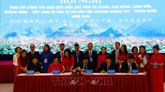 Sở Giáo dục Đào tạo 4 tỉnh biên giới Việt Nam và Sở Giáo dục Khu tự trị dân tộc Choang Quảng Tây (Trung Quốc) ký kết biên bản ghi nhớ hợp tác năm 2024. Ảnh: Minh Tâm/TTXVN