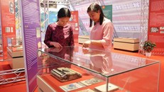 Người yêu thơ tìm hiểu về các nhà thơ dân tộc tại không gian Ngày thơ Việt Nam 2024. Ảnh: Thanh Tùng/TTXVN