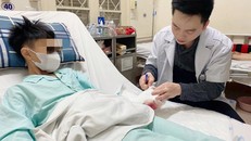 Bệnh nhân G.B, 12 tuổi được bác sỹ thăm khám sau phẫu thuật.