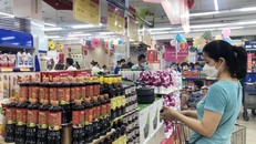 Người dân "săn" hàng khuyến mại. Ảnh: Mỹ Phương/TTXVN